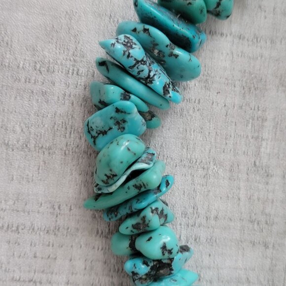 Handcrafted Chunky Turquoise Nugget Beaded Necklace With Toggle Clasp - Picture 4 of 7
